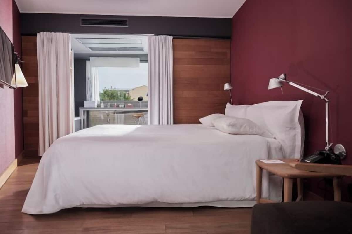 Premium bedding, in-room safe, individually decorated, desk