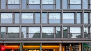 Un immeuble d’hôtel dont les fenêtres sont numérotées de 12 à 37.