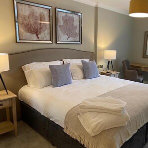 Hypo-allergenic bedding, individually decorated, individually furnished - Cottesmore Golf And Country (Crawley)