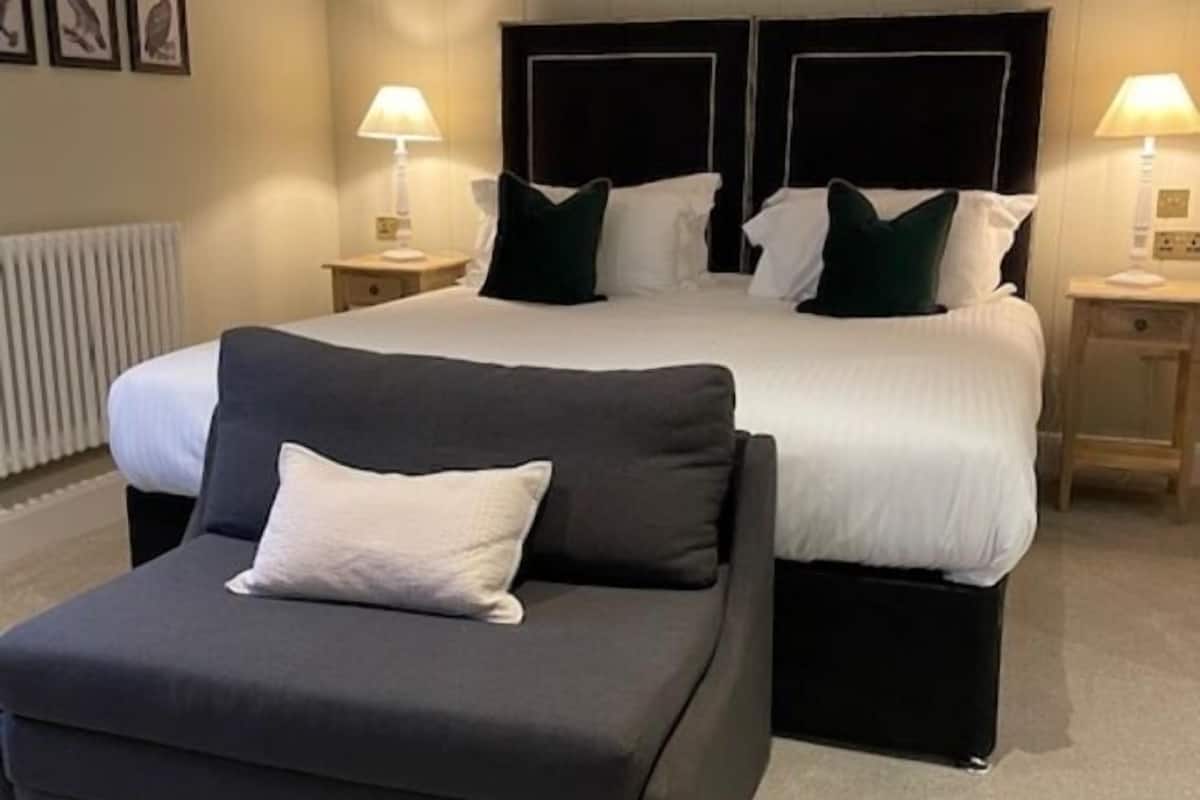 family room | hypo-allergenic bedding, individually decorated, individually furnished