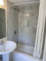 Combined shower/tub, free toiletries, hair dryer, towels
