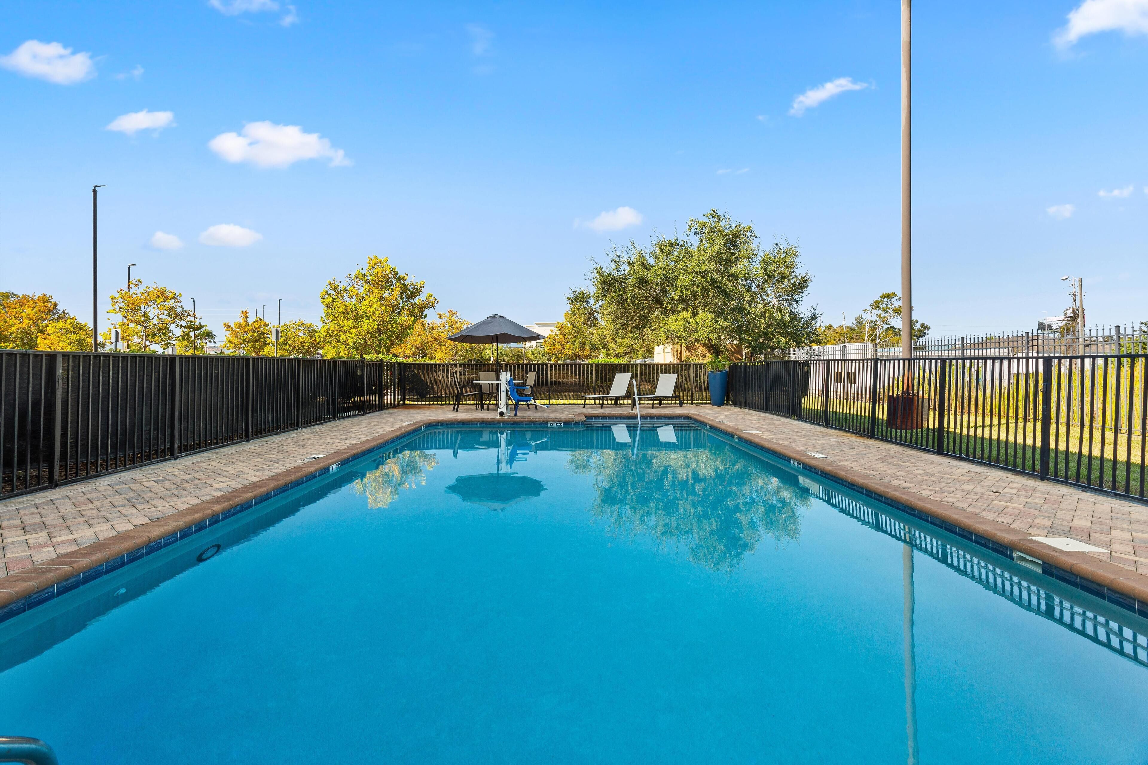 Una piscina al aire libre