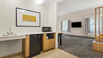 Studio, 1 King Bed, Accessible, Non Smoking | Minibar