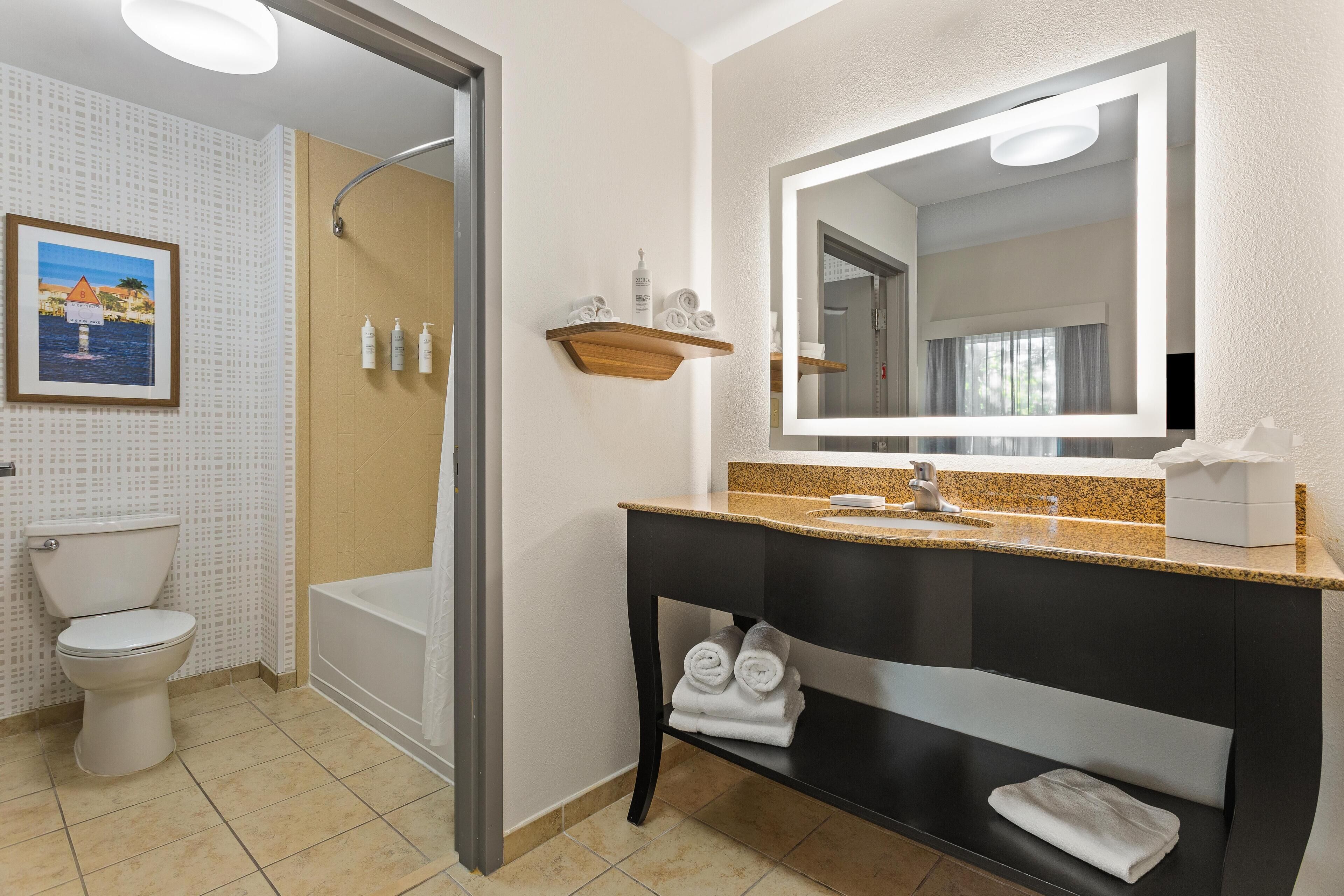 Studio, 1 King-Bett, Nichtraucher | Badezimmer | Duschwanne, kostenlose Toilettenartikel, Haartrockner, Handtücher