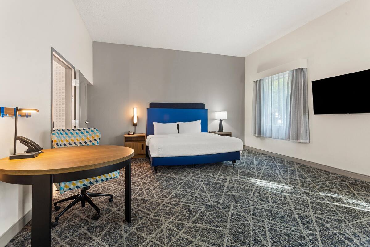 Studio, 1 King Bed, Accessible, Non Smoking | Premium bedding, desk, laptop workspace, iron/ironing board