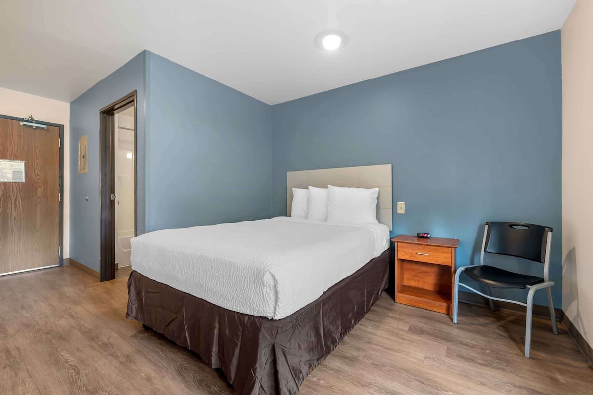 Standard Studio, 1 Queen Bed, Non Smoking, Refrigerator & Microwave | Desk, laptop workspace, iron/ironing board, free WiFi
