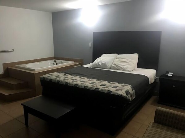 Tabla de planchar con plancha y ropa de cama 