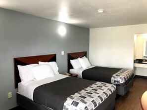 Tabla de planchar con plancha y ropa de cama 