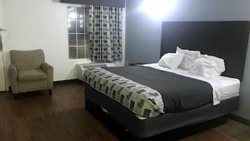1 habitación, tabla de planchar con plancha y ropa de cama