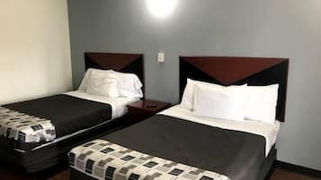 1 habitación, tabla de planchar con plancha y ropa de cama