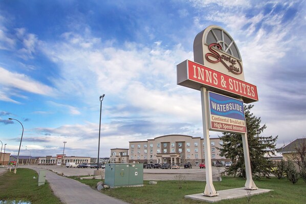 A hotel named Waterslide with a sign indicating it offers continental breakfast and high-speed internet.