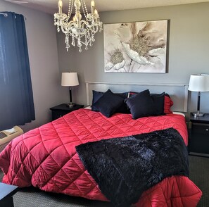 Habitación estándar, 1 cama de matrimonio grande | Edredones de plumas, colchones con acolchado adicional, escritorio