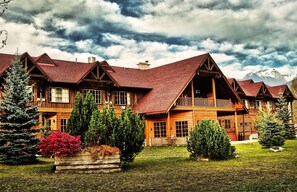 Exterior - Glacier House Resort (Revelstoke)