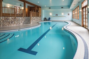 Una piscina cubierta