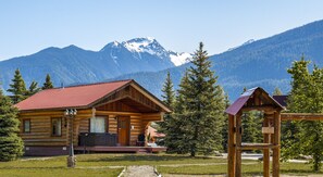 Blackout drapes, free WiFi, bed sheets