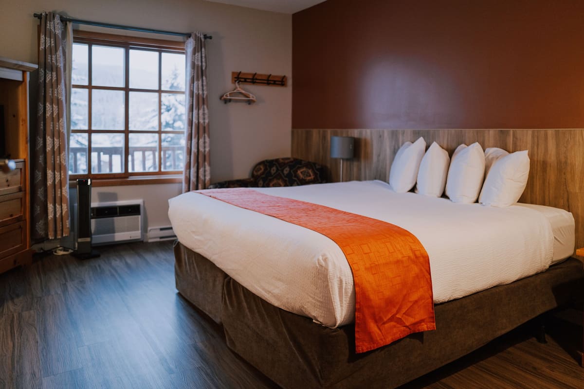 Economy Room, 1 King Bed (Not Pet Friendly) | 6 bedrooms, blackout drapes, free WiFi, bed sheets