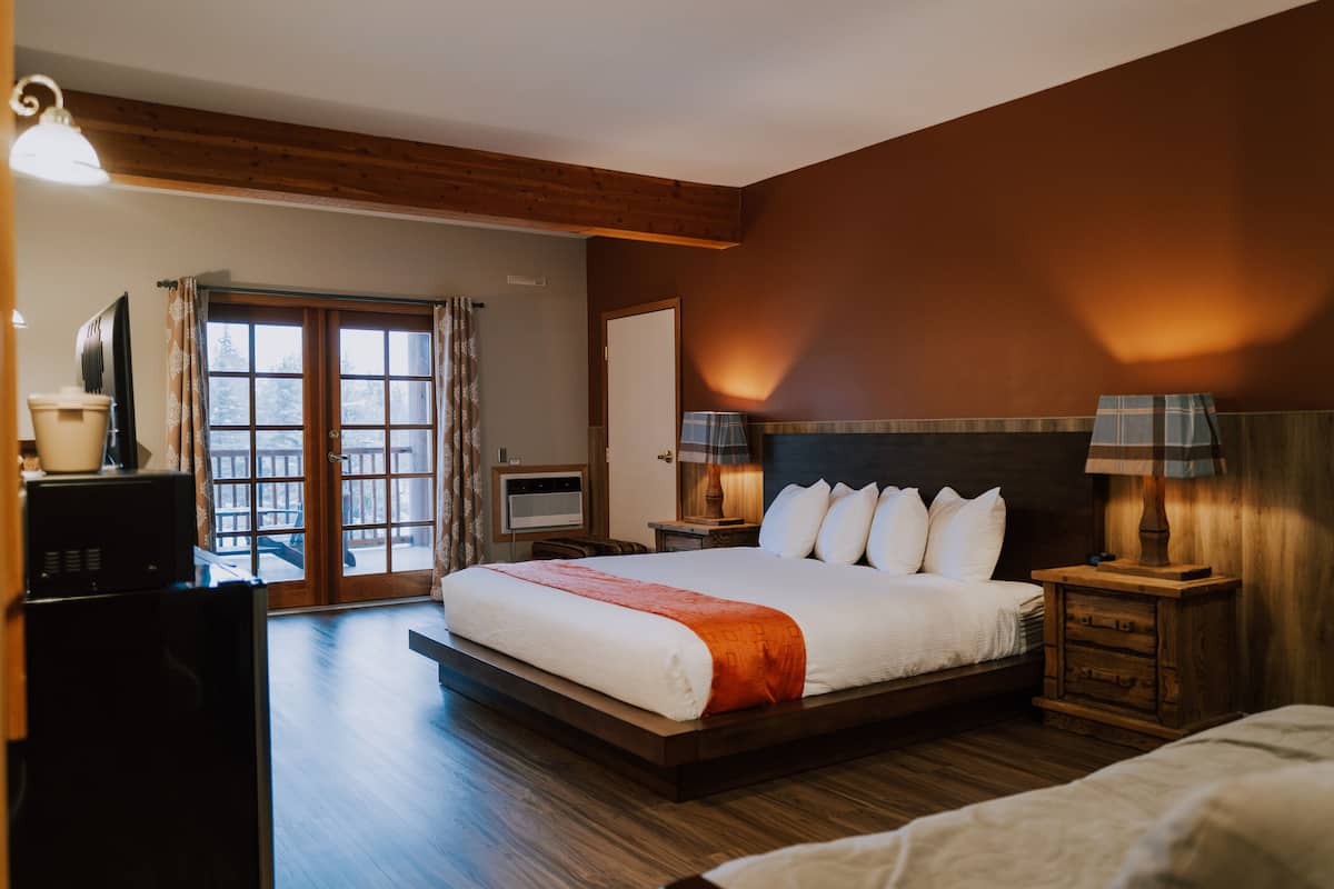Premium Suite, 1 King Bed (Not Pet Friendly) | 6 bedrooms, blackout drapes, free WiFi, bed sheets