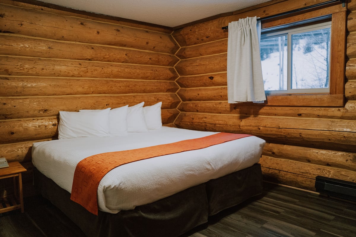 6 bedrooms, blackout drapes, free WiFi, bed sheets