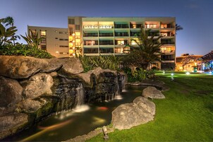 Overnatningsstedets facade – aften/nat