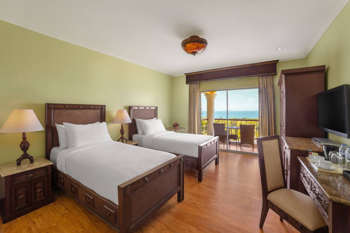 Habitación Deluxe con 2 camas individuales, 2 camas individuales, vista al mar | Ropa de cama de alta calidad y minibar