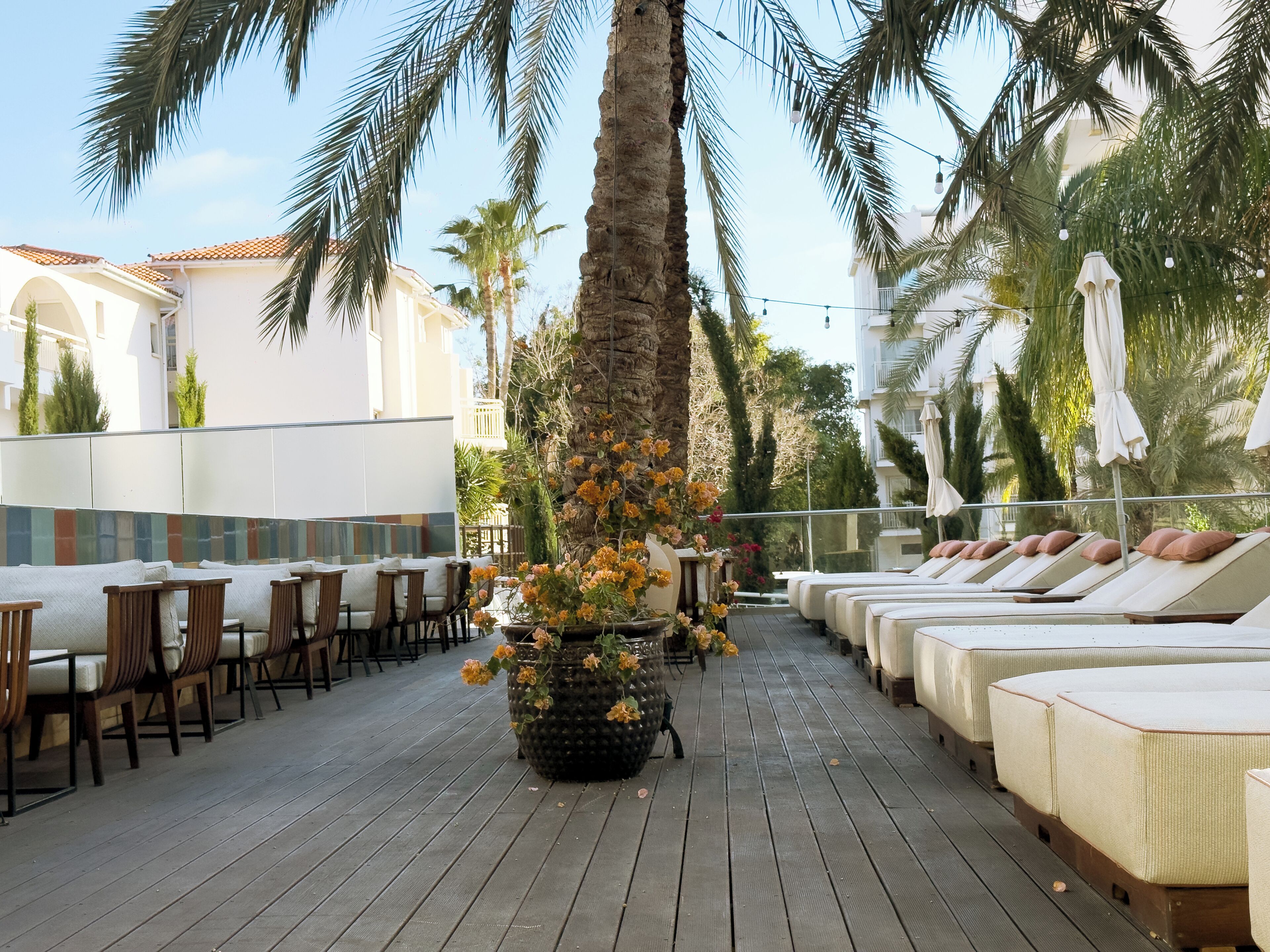 Piscine intérieure, 4 piscines extérieures, parasols, chaises longues