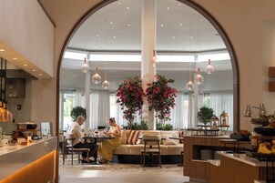 2 restaurants, breakfast served