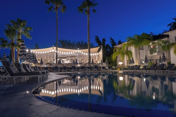 Bar en bord de piscine