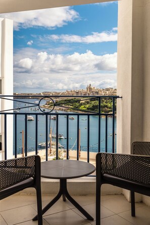 Deluxe Suite | In-room safe, desk, laptop workspace, blackout curtains - Waterfront (Sliema)