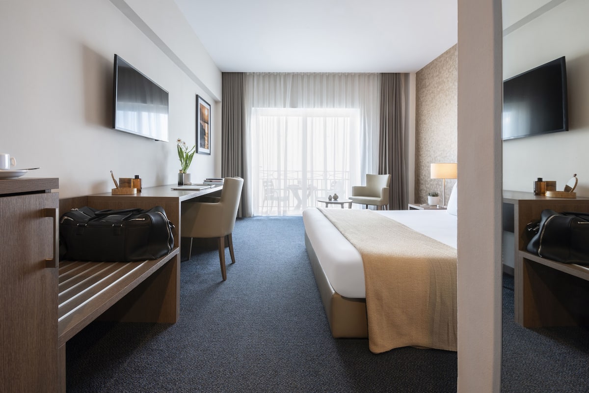 Superior Double or Twin Room, Partial Sea View | Living area