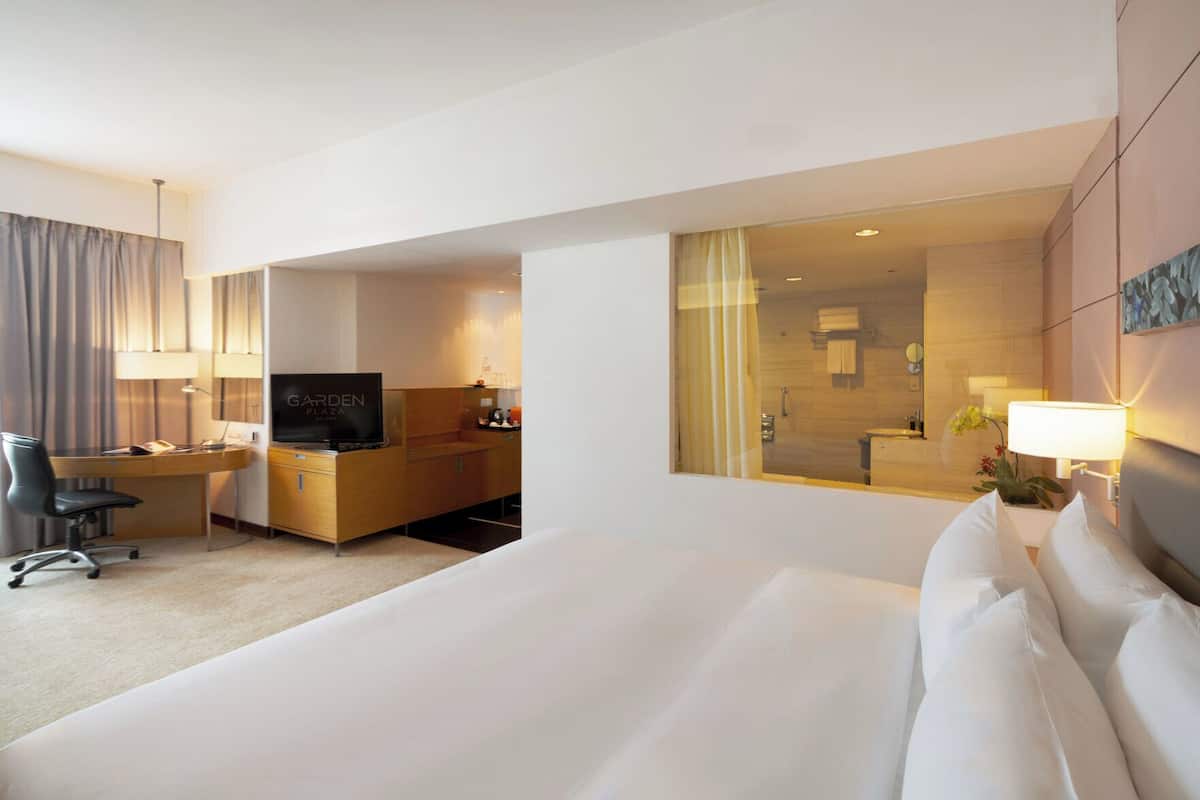 Minibar, caja fuerte, escritorio y cortinas opacas