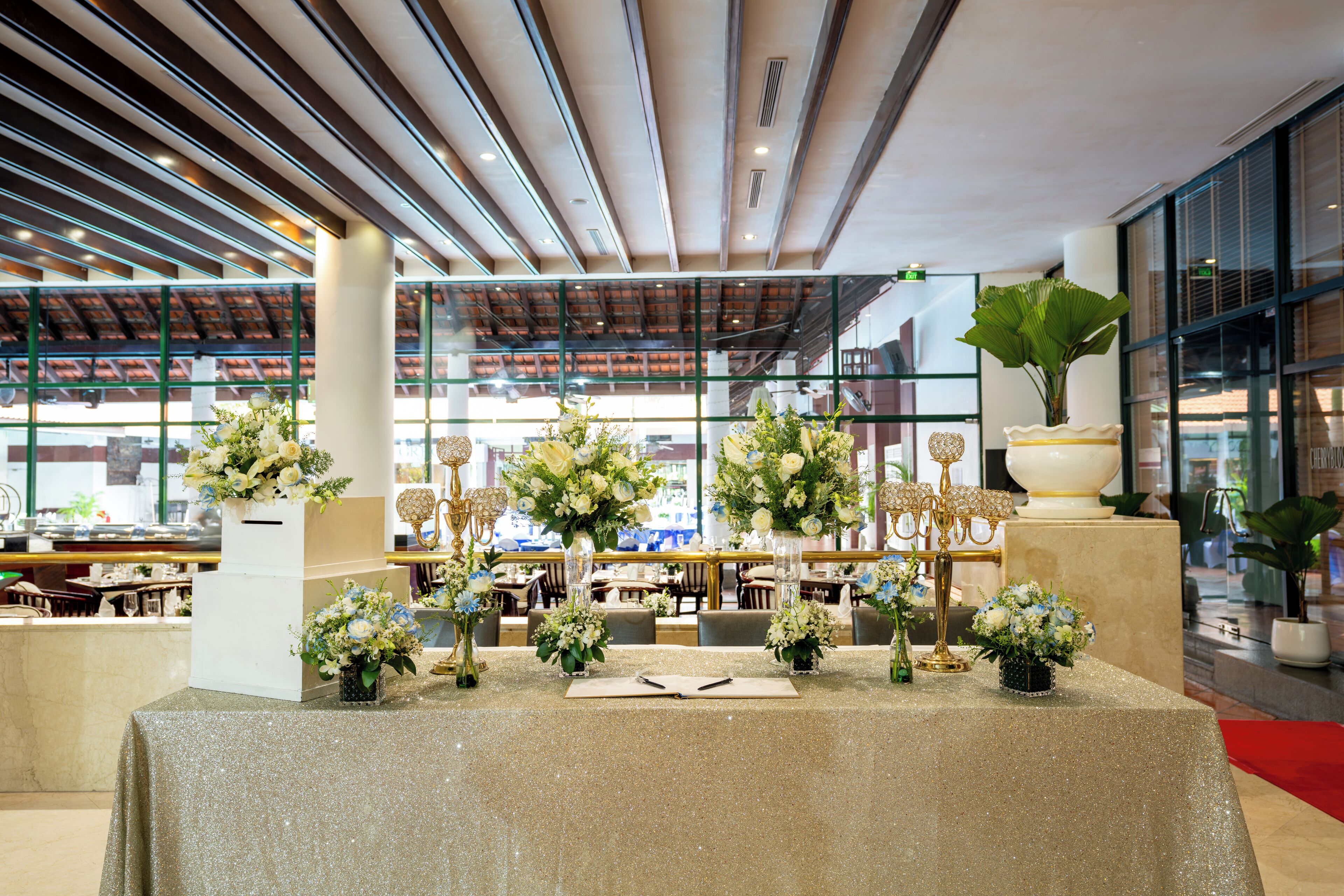 Petit déjeuner, déjeuner et dîner servis sur place