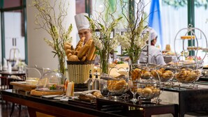 Un buffet proposant une variété de plats et agrémenté de branches décoratives.