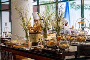 Petit déjeuner, déjeuner et dîner servis sur place