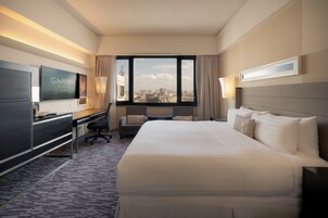 Deluxe King | Minibar, in-room safe, individually decorated, individually furnished