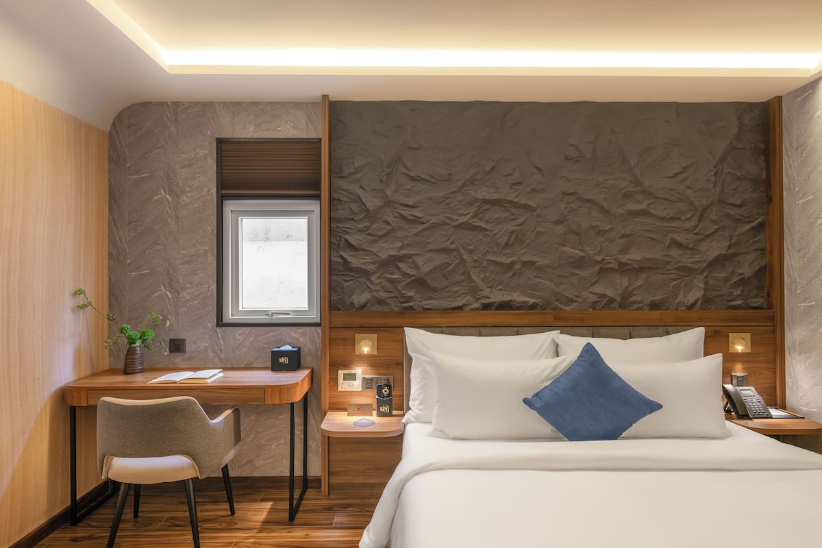 Deluxe Double Room, 1 Katil Ratu (Queen) | Peralatan tempat tidur premium, katil Select Comfort, bar mini percuma 