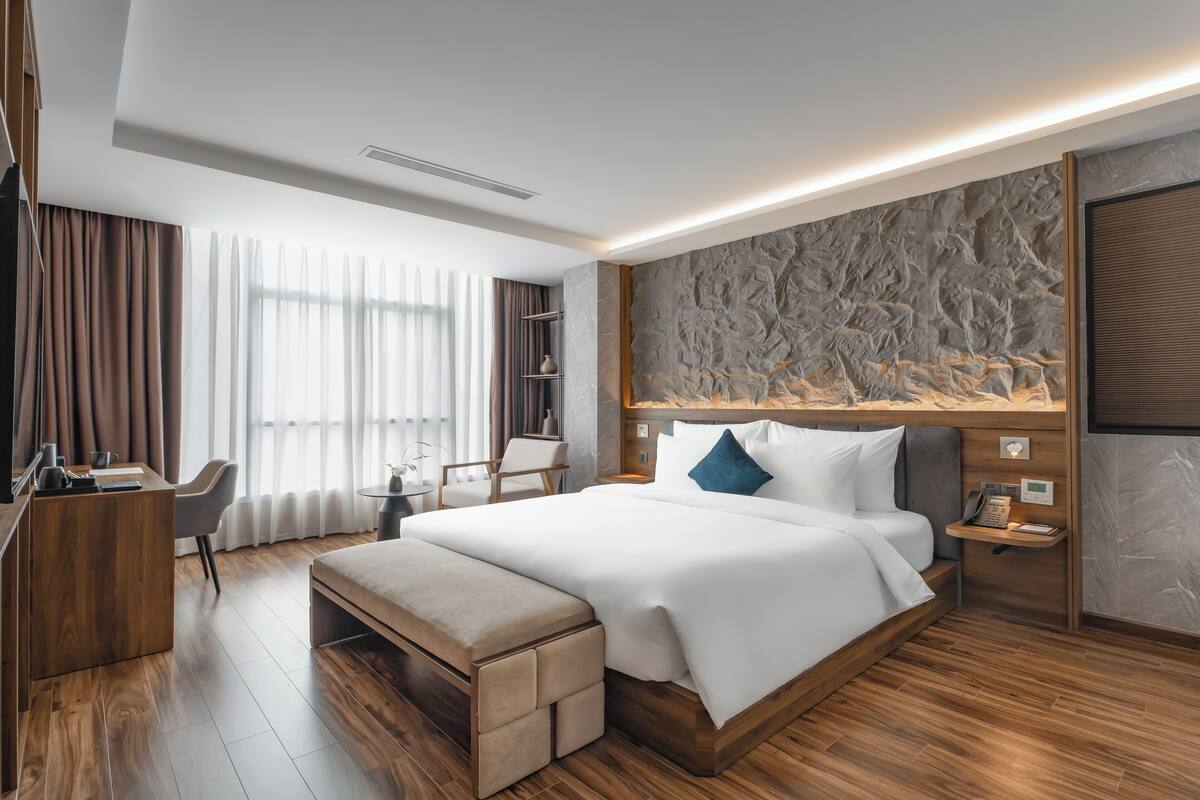 Senior Room, City View | Peralatan tempat tidur premium, katil Select Comfort, bar mini percuma 