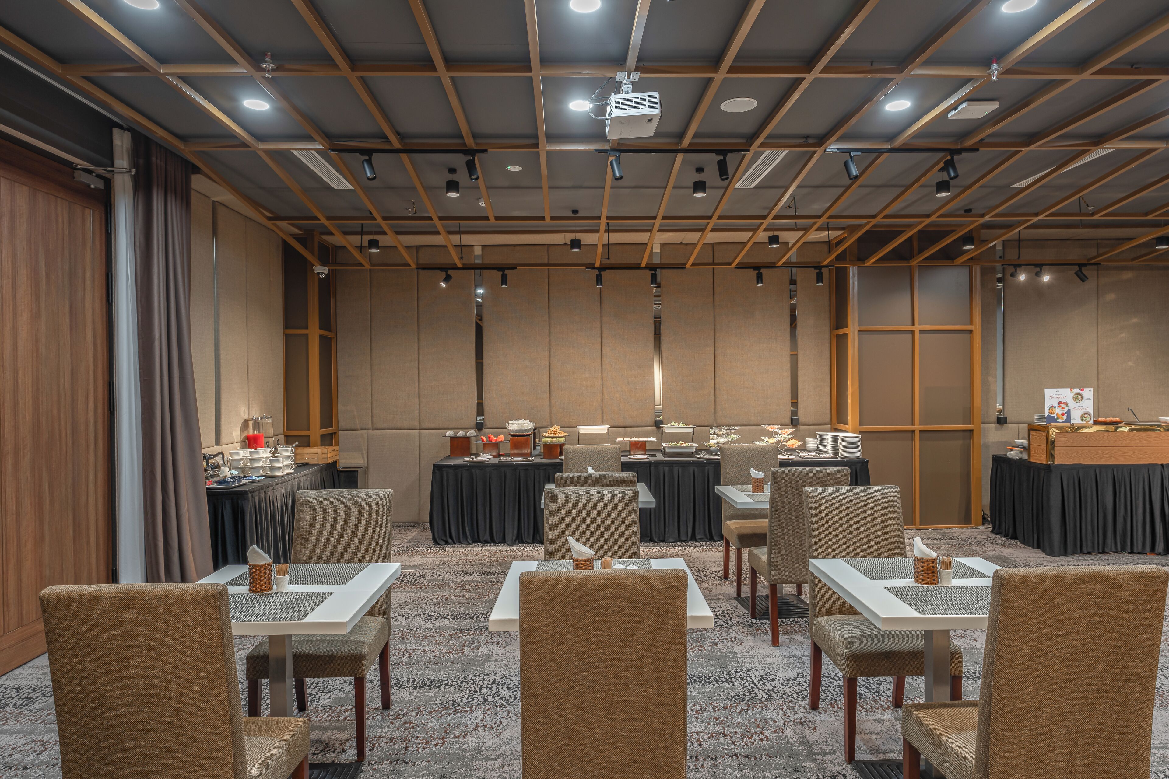 朝食 (コンチネンタル ブレックファスト)、毎日提供 (1 名様 350000 VND)