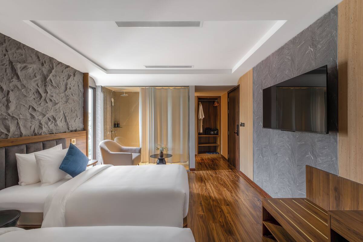 Premier Twin Room, City View | Peralatan tempat tidur premium, katil Select Comfort, bar mini percuma 