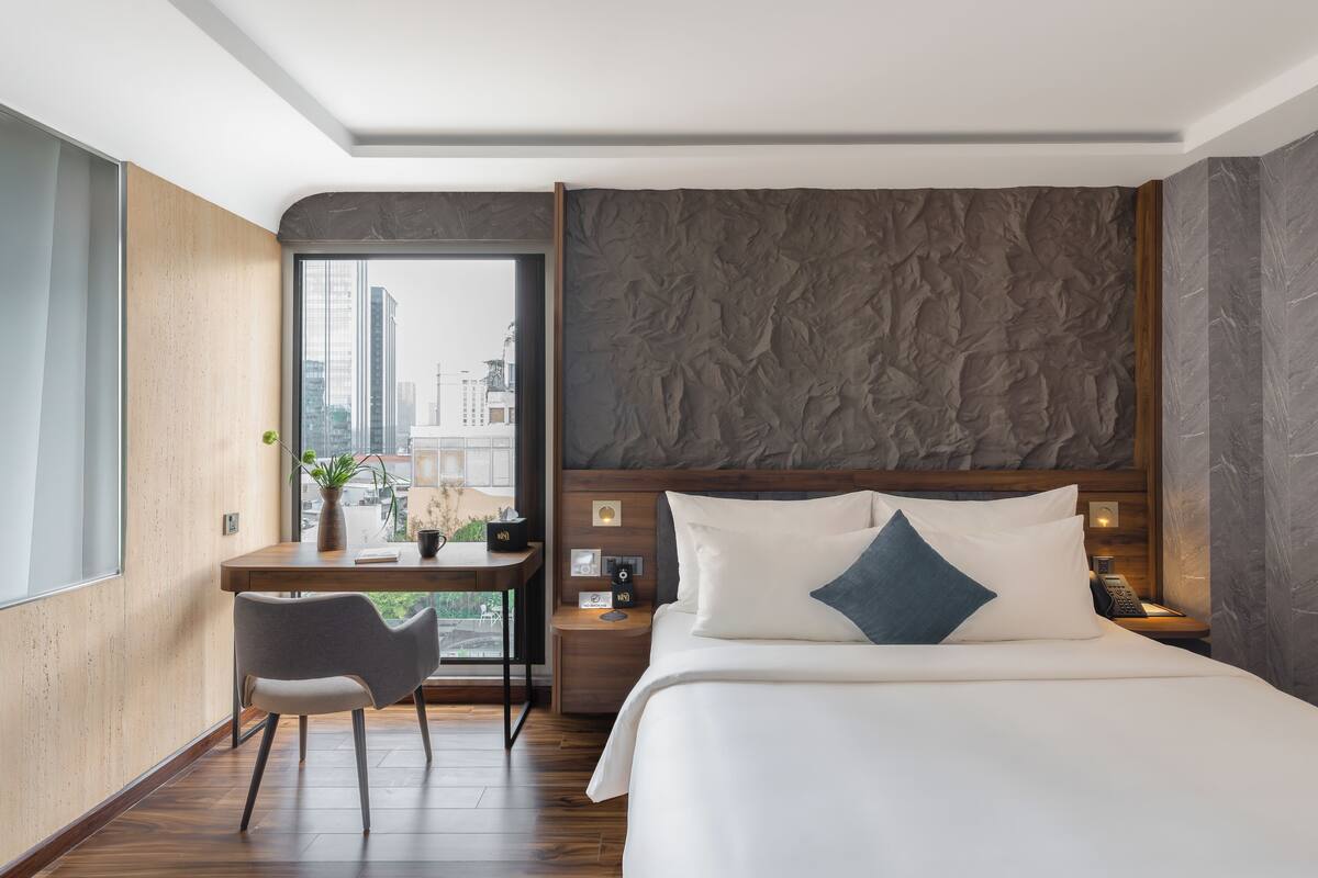 Premier Double Room, City View | Peralatan tempat tidur premium, katil Select Comfort, bar mini percuma 