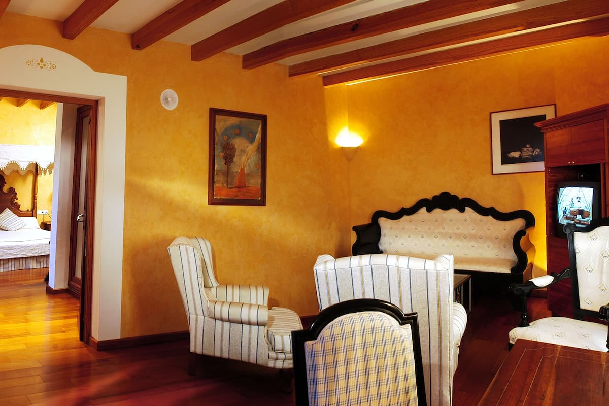 1 chambre, minibar, coffres-forts dans les chambres, bureau