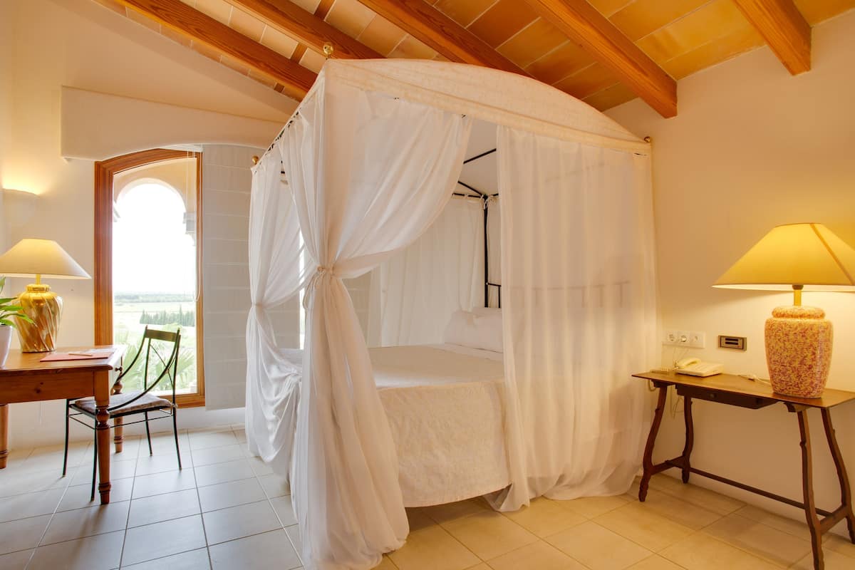 1 chambre, minibar, coffres-forts dans les chambres, bureau