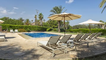 3 utendørsbassenger, bassengparasoller og solsenger