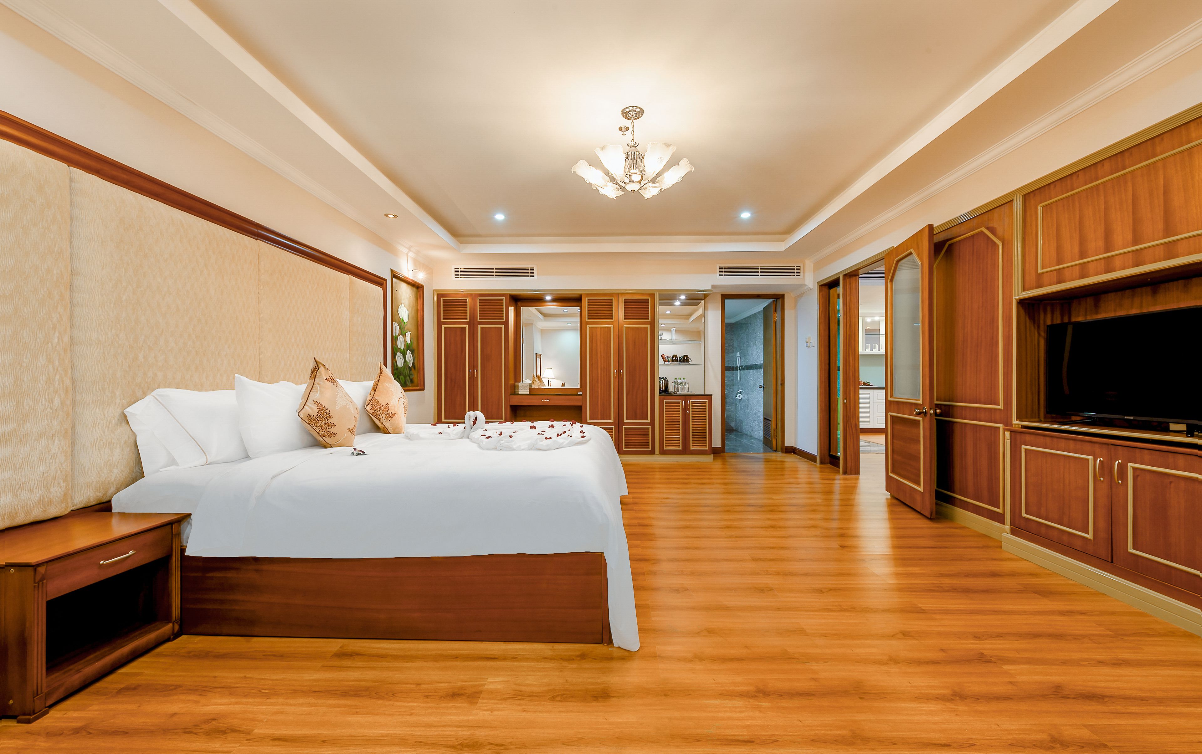 grand suite, 1 king bed, non smoking | 1 bedroom, minibar, in-room safe, desk