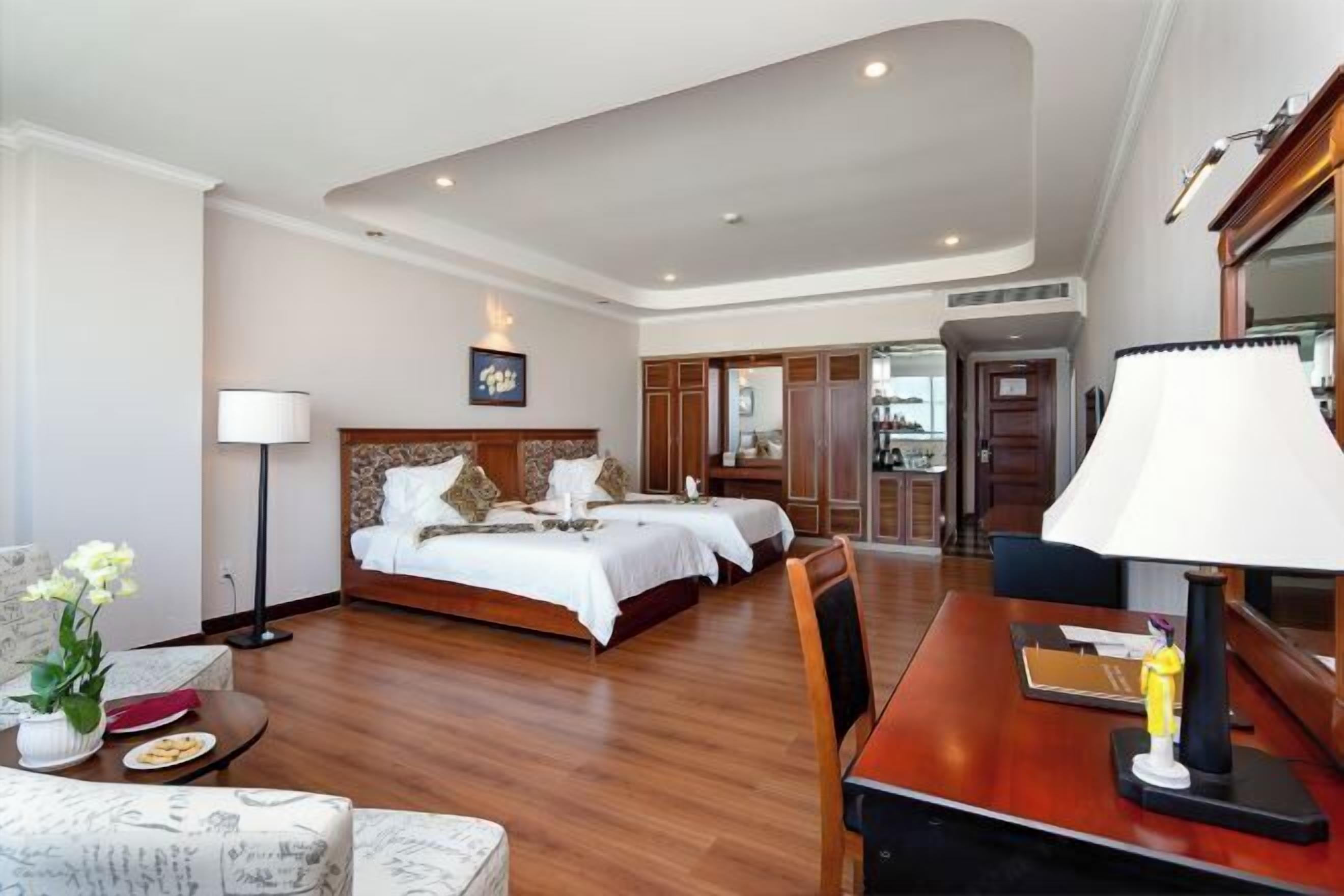 Minibar, caja fuerte, escritorio y espacio para trabajar con un portátil