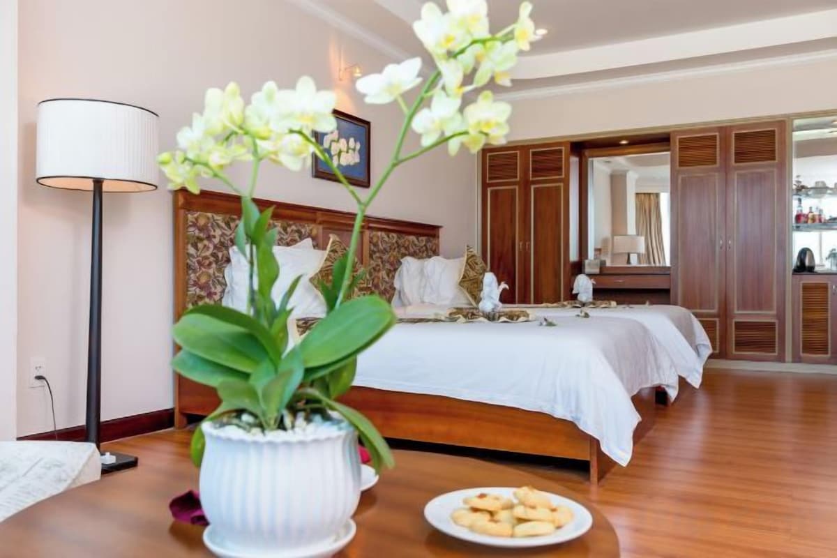 Minibar, két bảo mật tại phòng, bàn 