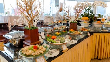 Desayuno con opciones de la cocina local incluido todos los días