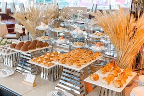 Free daily local cuisine breakfast - Muong Thanh Luxury Song Han Hotel (Da Nang)