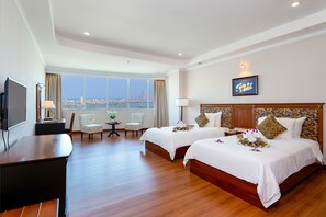 Minibar, in-room safe, desk, laptop workspace - Muong Thanh Luxury Song Han Hotel (Da Nang)