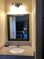 Habitación estándar, 2 camas de matrimonio | Lavabo del cuarto de baño