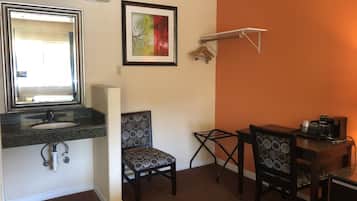 Tabla de planchar con plancha, wifi gratis y ropa de cama